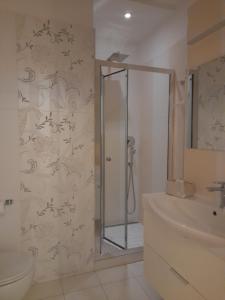 A bathroom at Il Mare di Roma Deluxe