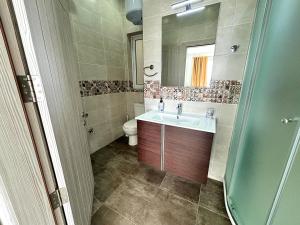 Phòng tắm tại All Nations Duplex with Pool