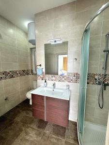 Phòng tắm tại All Nations Duplex with Pool