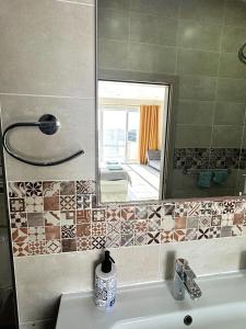 Phòng tắm tại All Nations Duplex with Pool
