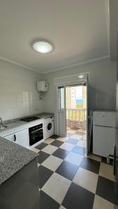 Kuchyň nebo kuchyňský kout v ubytování Appartement 1 vue sur mer à Azla