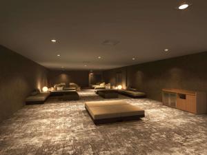 Mercure Kochi Tosa Resort & Spa في Geisei: غرفة معيشة كبيرة فيها كنب وطاولات