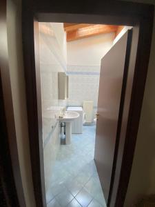 Appartamento luminoso في سان جورجيو دي نوجارو: حمام مع حوض أبيض ومرحاض