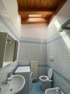 Appartamento luminoso في سان جورجيو دي نوجارو: حمام مع مرحاض ومغسلة
