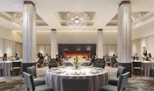En restaurant eller et andet spisested på Hotel De Novo Springdale, Tapestry Collection by Hilton
