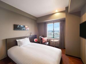 長濱的住宿－Grand Mercure Lake Biwa Resort & Spa，酒店客房设有床和窗户。