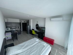 ein Schlafzimmer mit einem Bett und einem Schreibtisch sowie eine Küche in der Unterkunft Day Dream in Burgas City