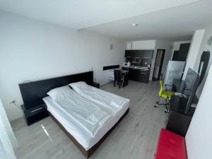Schlafzimmer mit einem Bett, einem Schreibtisch und einem Stuhl in der Unterkunft Day Dream in Burgas City