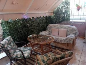 Posezení v ubytování Ολόκληρο διαμέρισμα fully equipped apt dora comfortable holidays on the beach 50m