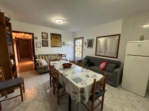 cocina y sala de estar con mesa y sofá en Casa Finca Patelo en Bergondo