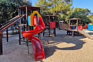 een speeltuin met glijbaan in een park bij Paradiso mobile home in Biograd na Moru