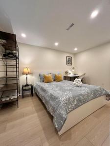 1 dormitorio con 1 cama grande y escritorio en BRAND NEW lower home with EXCLUSIVE Bathroom en Toronto