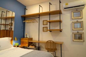 1 dormitorio con cama, escritorio y estanterías en Casa Ramona : Suites Boutiques en Cartagena de Indias, en Cartagena de Indias