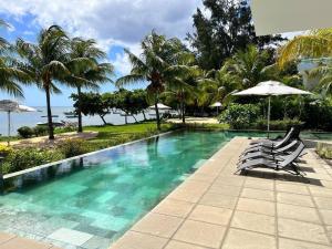 Bazén v ubytování Latitude Luxury Seafront Suite nebo v jeho okolí