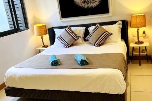 Voodi või voodid majutusasutuse Latitude Luxury Seafront Suite toas