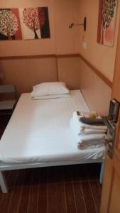 En eller flere senger på et rom på New Garden Hostel