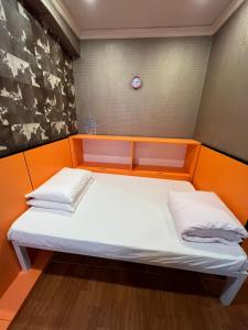 A bed or beds in a room at New Garden Hostel Még 18 kép