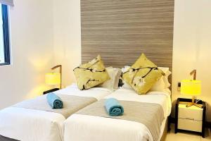 Postel nebo postele na pokoji v ubytování Latitude Luxury Seafront Suite + 23 fotografií