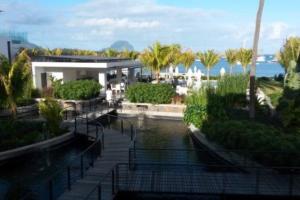 Aed väljaspool majutusasutust Latitude Luxury Seafront Suite