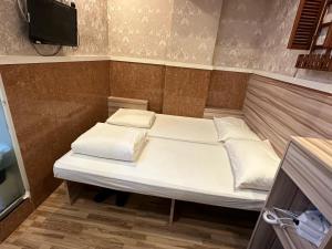 En eller flere senger på et rom på New Garden Hostel