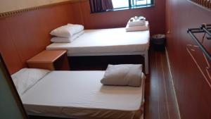 En eller flere senger på et rom på New Garden Hostel