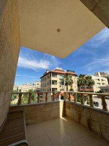 einen Balkon mit Blick auf ein Gebäude in der Unterkunft Modern chic haven in Amman