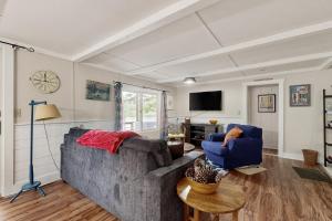 sala de estar con sofá y mesa en Boothbay Blue, en Boothbay Harbor