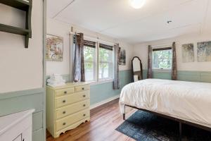 Un pat sau paturi într-o cameră la Boothbay Blue