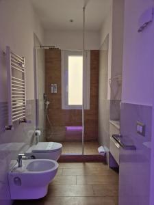 A bathroom at Il Mare di Roma Deluxe