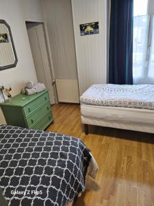 1 dormitorio con 1 cama, vestidor y ventana en VILLA Zara, en Beauvais