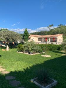 a house with a yard with green grass at Appartement indépendant 02 personnes sud Ardèche in Carsan