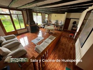 ein Wohnzimmer mit Kamin und Luftblick in der Unterkunft Finca San Pedro in Sogamoso