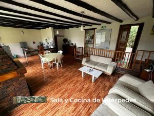 ein Wohnzimmer mit einem Sofa und einem Tisch in der Unterkunft Finca San Pedro in Sogamoso