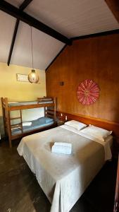 um quarto com uma cama e um beliche em Espaco Morro do Frota em Pirenópolis