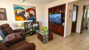 sala de estar con sofá y TV de pantalla plana en Condominio La Marina, en Puerto Vallarta