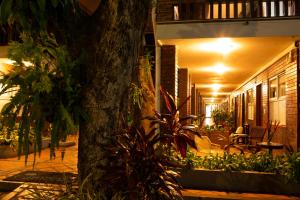 Hotel Camoruco في يوبال: مبنى فيه شجره ونباتات في ساحه
