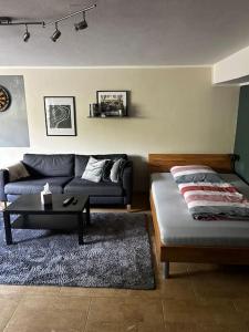 Postel nebo postele na pokoji v ubytování Ruhige Wohnung am Ortsrand - nahe KIT-Campus Nord