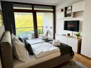 Postel nebo postele na pokoji v ubytování Apartment am Ossiacher See mit Seeblick