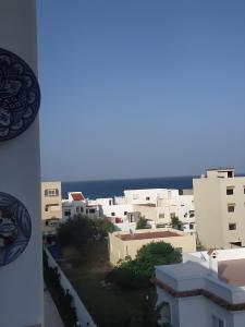 uma vista para uma cidade com edifícios brancos em Family Apartment By the Beach With a Pretty View em Oued Laou