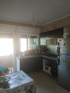 cocina con nevera y encimera en Family Apartment By the Beach With a Pretty View, en Oued Laou