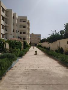 uma rua vazia numa cidade com edifícios em Family Apartment By the Beach With a Pretty View em Oued Laou