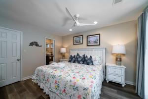 Postel nebo postele na pokoji v ubytování 532 Tarpon Pond Cottage