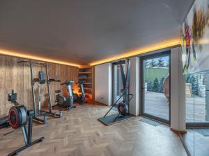 une salle de sport avec plusieurs appareils d'exercice dans une pièce dans l'établissement Appartement neuf, ski-in/ski-out avec SPA et piscine à Courchevel 1850 - FR-1-564-105, à Courchevel