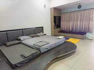 ein großes Bett in einem Zimmer mit in der Unterkunft perdana homestay in Ipoh