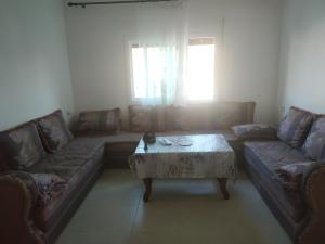 sala de estar con sofá y mesa de centro en Family Apartment By the Beach With a Pretty View, en Oued Laou