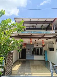 mały dom z pieszo przed nim w obiekcie perdana homestay w mieście Ipoh