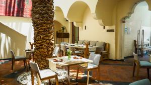 a restaurant with tables and chairs in a room at Cartesiano Boutique & Wellness Hotel in Puebla