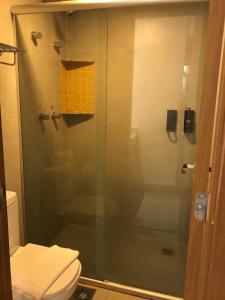 ein Badezimmer mit Glasdusche und Toilette in der Unterkunft Olímpia Park Resort in Olímpia