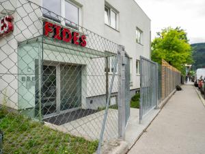 einen Zaun vor einem Gebäude in der Unterkunft Gorgeous Apartment in Innsbruck near Ambras Castle in Innsbruck