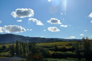 une vue sur un champ avec des nuages dans le ciel dans l'établissement B&B Colle Mattia, à Colonna